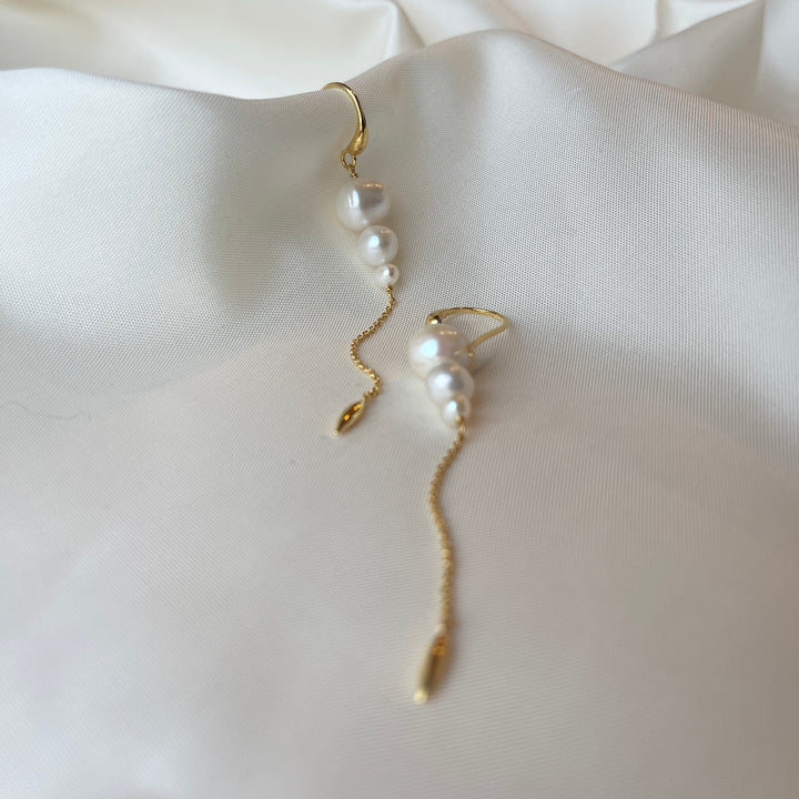 MISS PEARL - Earhook shiny gold pl. silver. freshwater pearl
