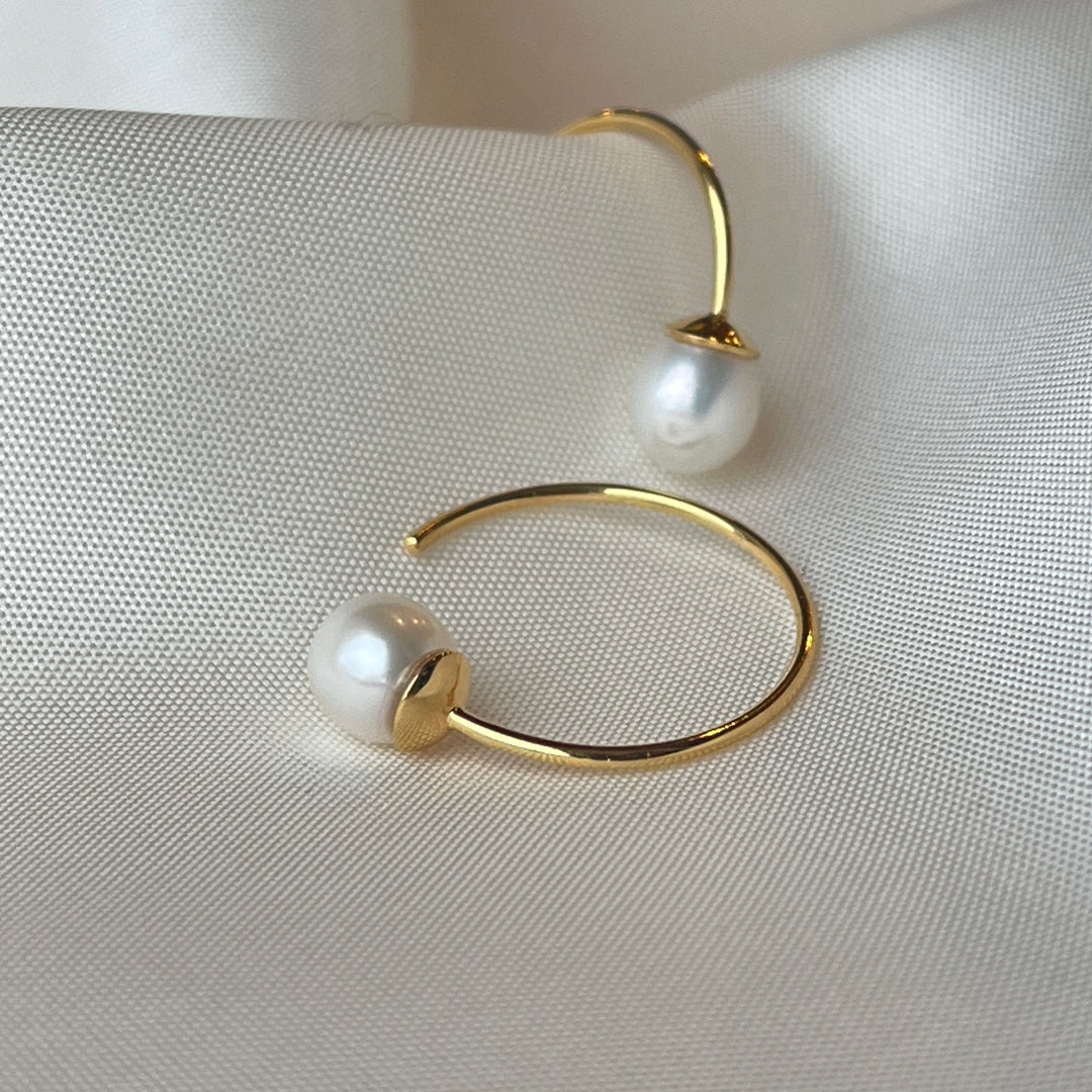 Earhoop shiny gold pl. silver. - medium - fresh water pearl - MISS PEARL