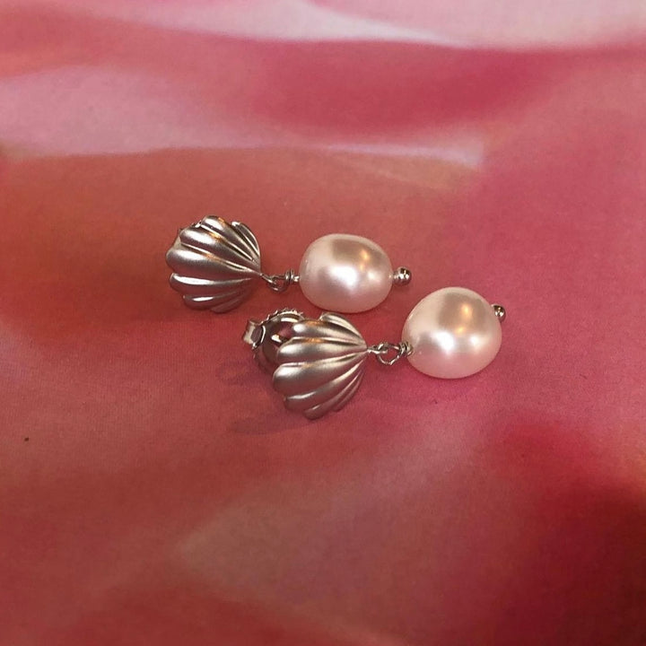 Isabella - Earrings in matt sterling silver with freshwater pearl