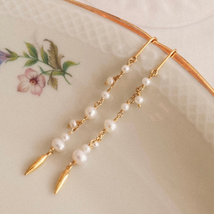 Majesty - Long earring with freshwater pearls Gold plated